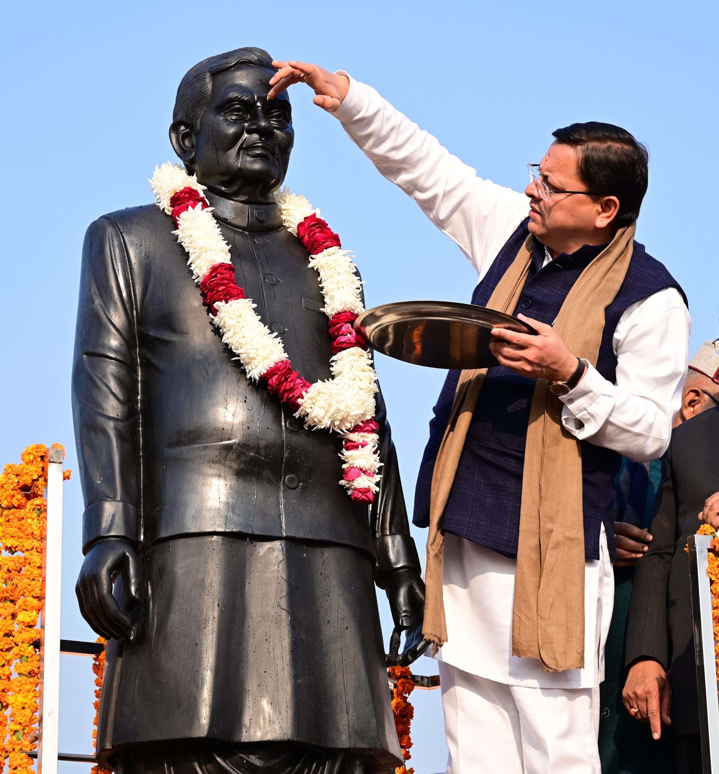 मुख्यमंत्री श्री पुष्कर सिंह धामी ने अटल बिहारी वाजपेयी की प्रतिमा का अनावरण एवं पार्क का लोर्कापण किया