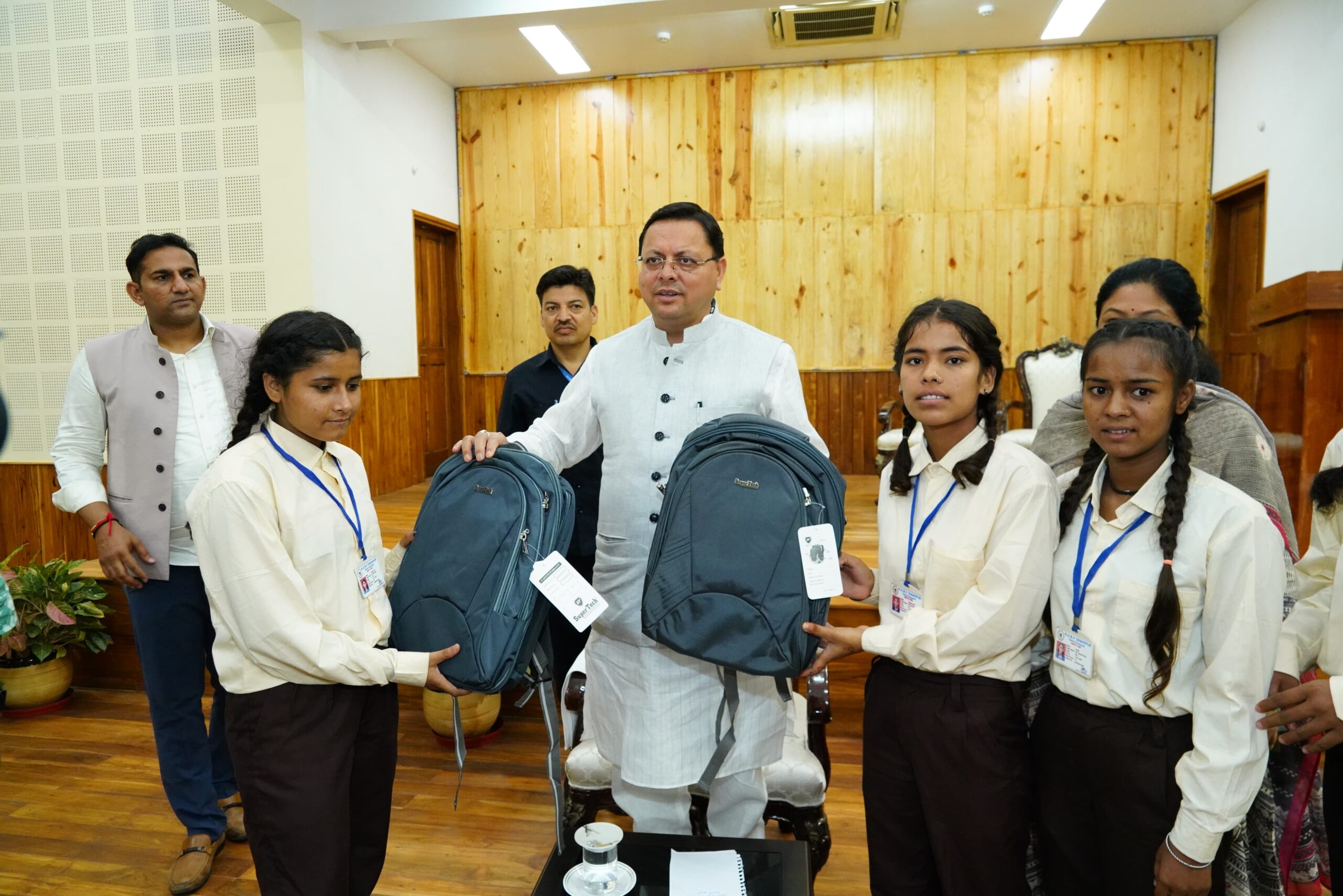 मुख्यमंत्री श्री पुष्कर सिंह धामी ने कस्तूरबा गांधी बालिका विद्यालय टनकपुर की छात्राओं से मुलाकात की