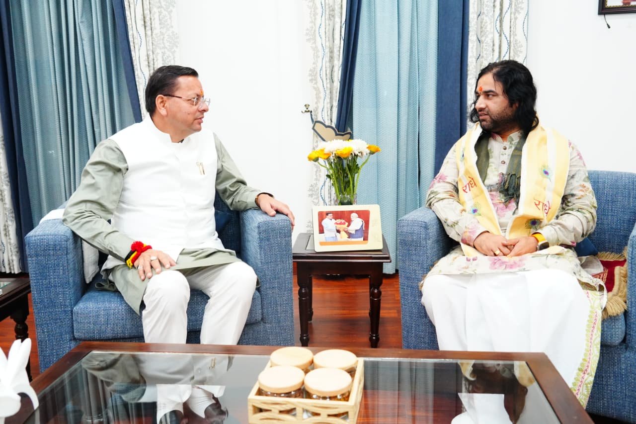 मुख्यमंत्री श्री पुष्कर सिंह धामी से देवकीनंदन ठाकुर जी महाराज की शिष्टाचार भेंट