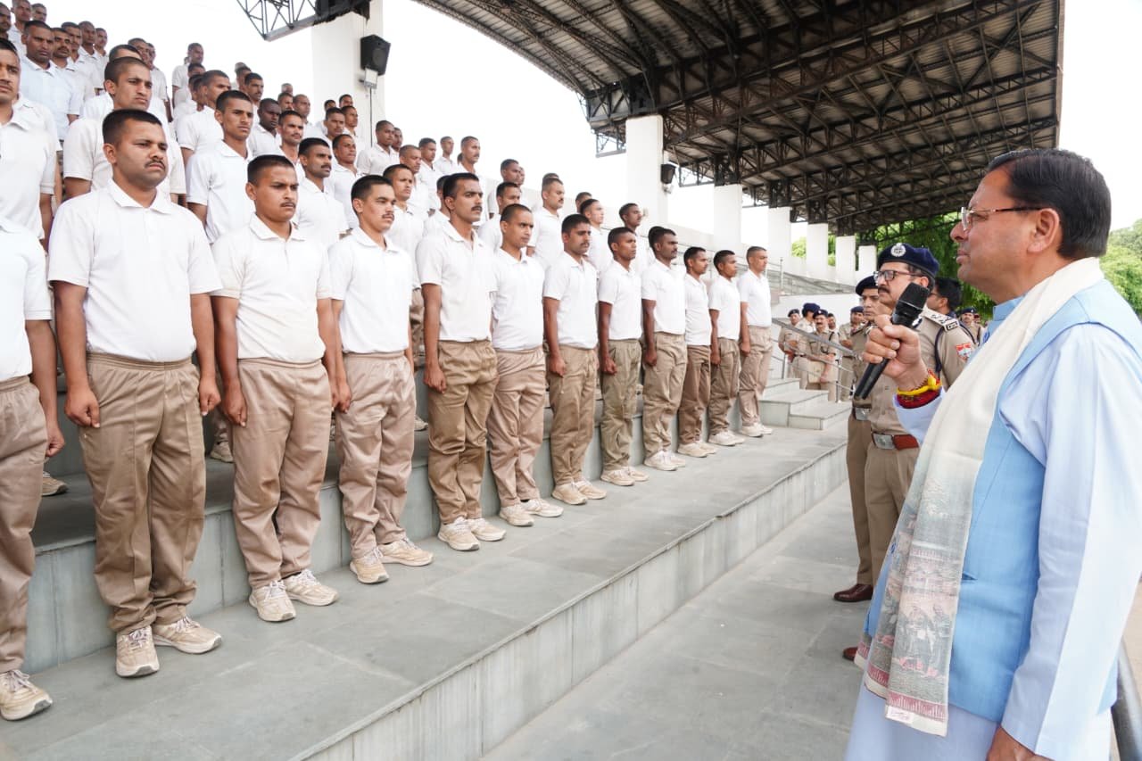 मुख्यमंत्री धामी ने को पुलिस लाइन देहरादून में प्रशिक्षण ले रहे पुलिस कांस्टेबलों को संबोधित किया