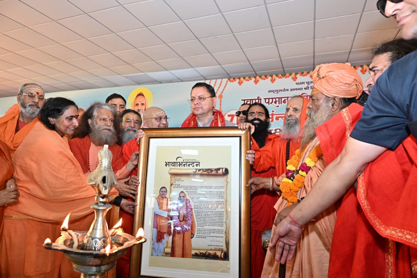 स्वामी परमानन्द गिरि जी महाराज की 71वीं संन्यास जयंती के उपलक्ष्य में मुख्यमंत्री ने दीप प्रज्वलित किया