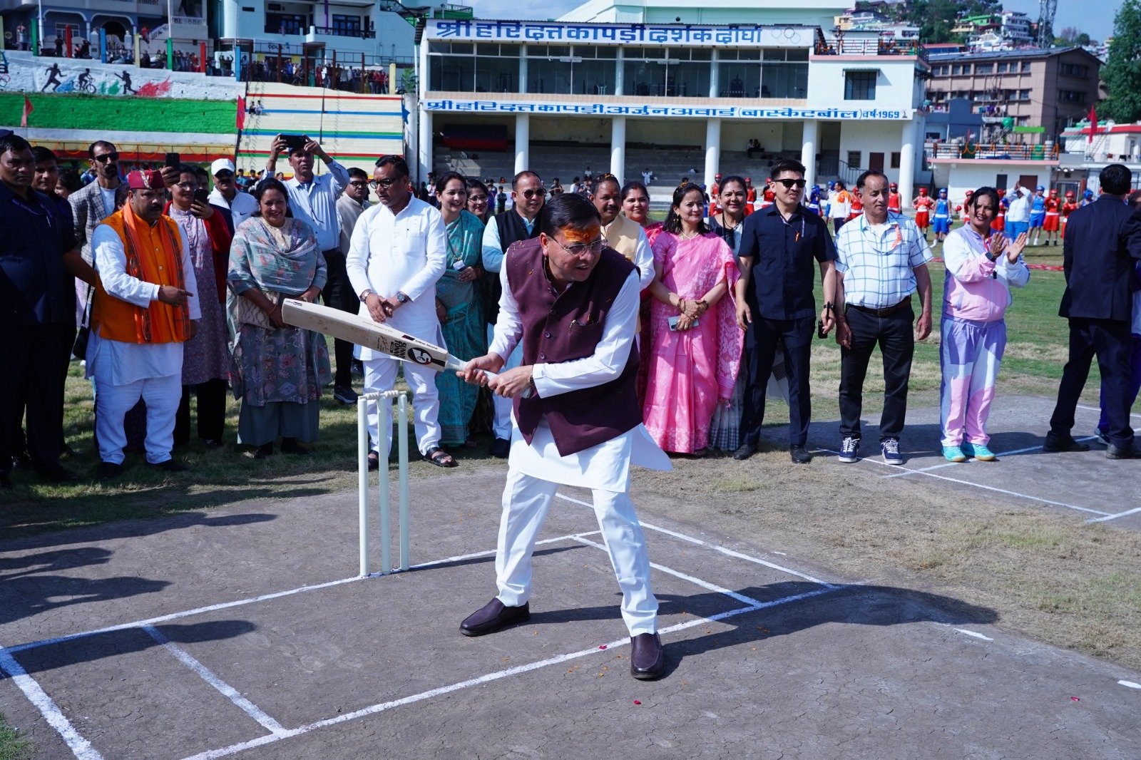 खिलाड़ियों के साथ खेल मैदान में उतरे मुख्यमंत्री, क्रिकेट और फुटबॉल खेलकर बढ़ाया युवाओं का उत्साह