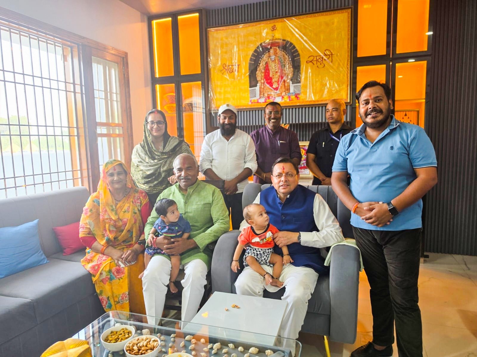 मुख्यमंत्री श्री पुष्कर सिंह धामी ने विधायक श्री अरविंद पांडेय के आवास पहुंचकर परिजनों से की भेंट