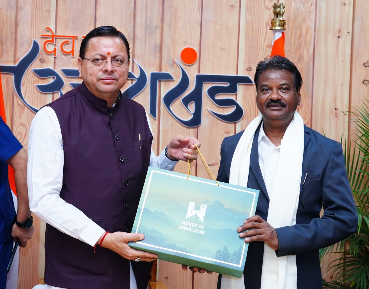 मुख्यमंत्री श्री पुष्कर सिंह धामी से छत्तीसगढ़ से आए पत्रकारों के प्रतिनिधिमंडल ने की शिष्टाचार भेंट