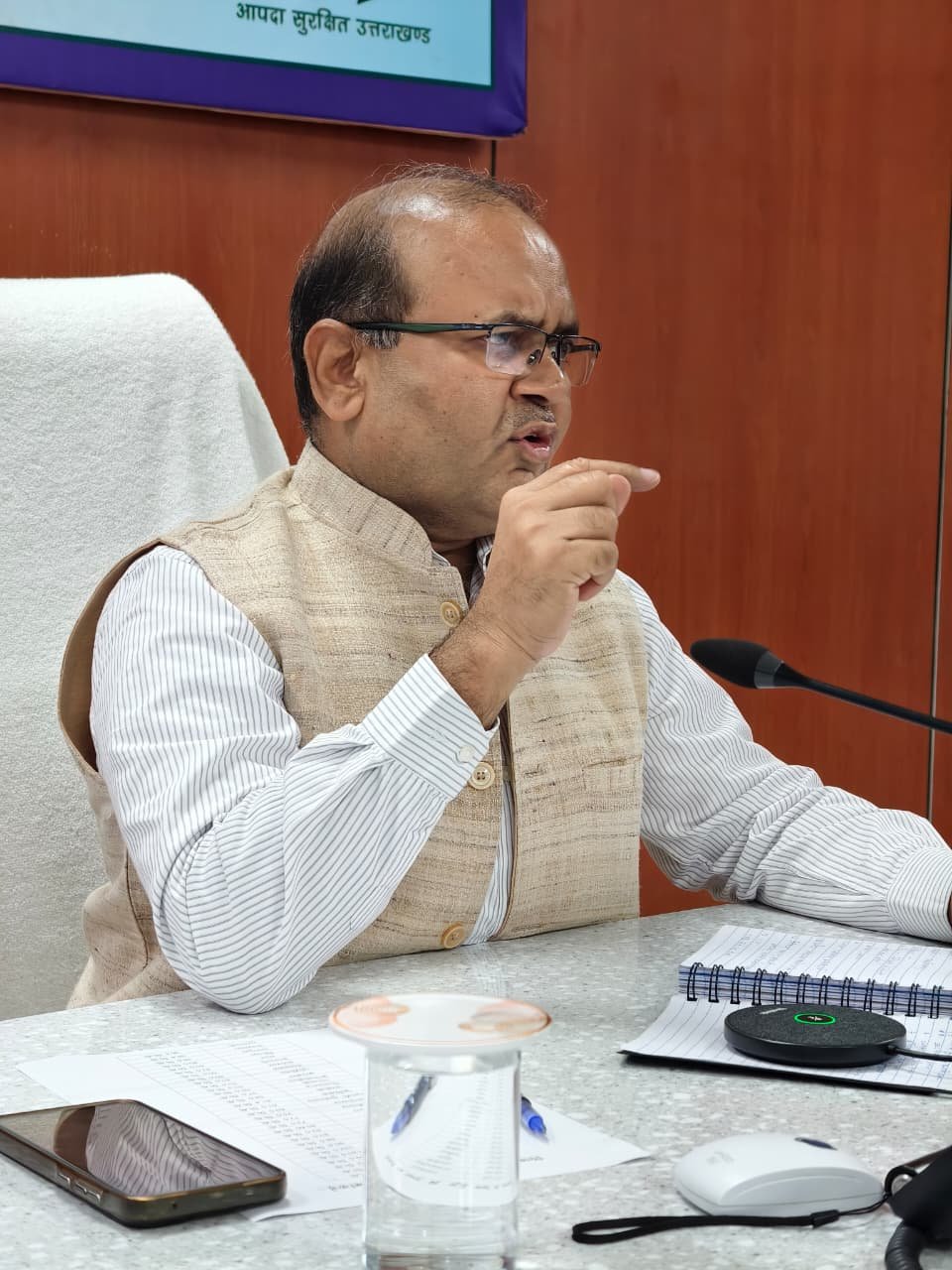हेली सेवाओं को अलर्ट मोड पर रखने, बंद सड़कें शीघ्र खोलने तथा आवश्यक सेवाओं की तत्काल बहाली सुनिश्चित करने के निर्देश