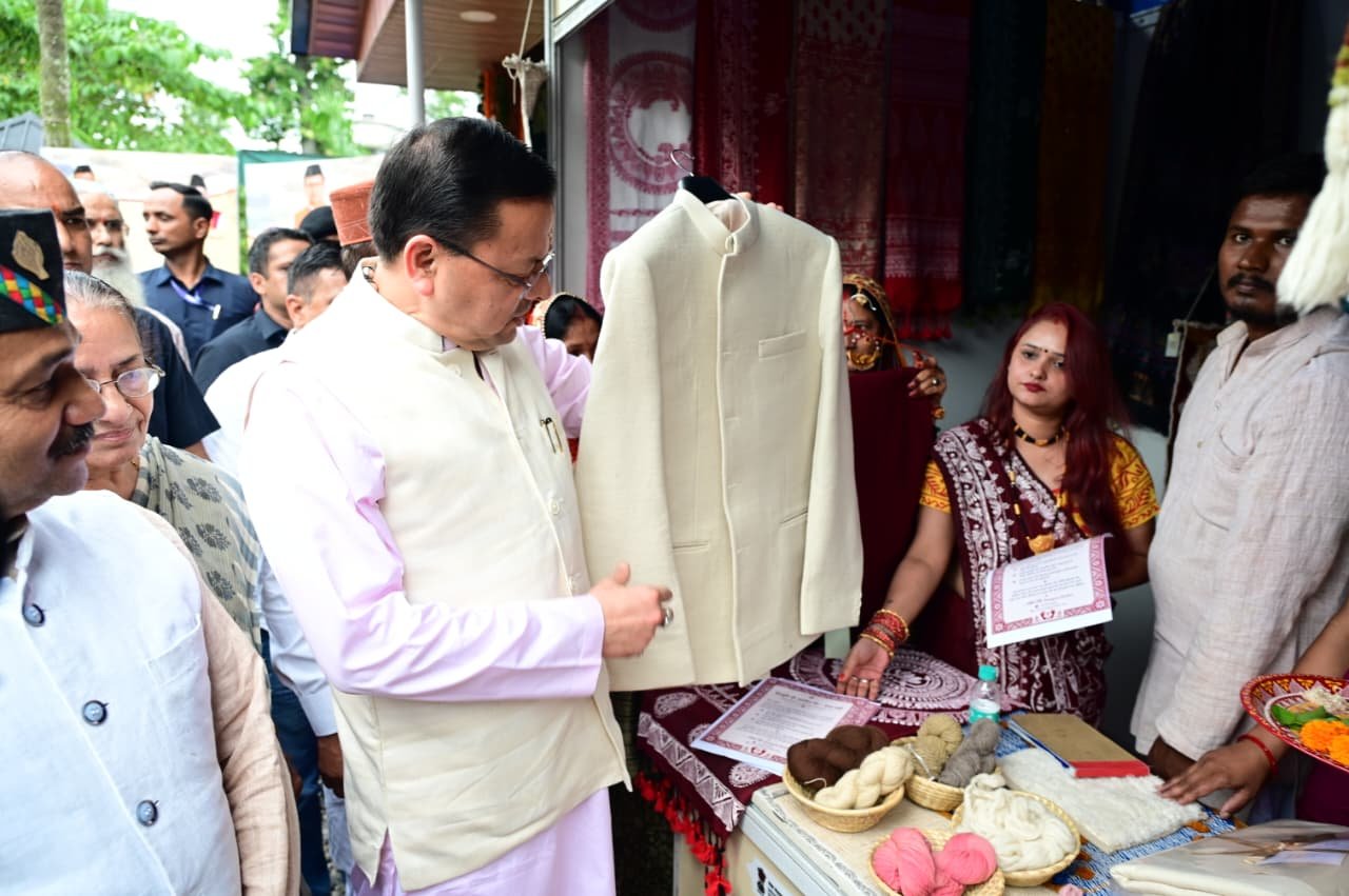 राष्ट्रीय हथकरघा दिवस पर मुख्यमंत्री धामी ने उत्कृष्ट बुनकरों और हस्तशिल्प कारीगरों को किया सम्मानित