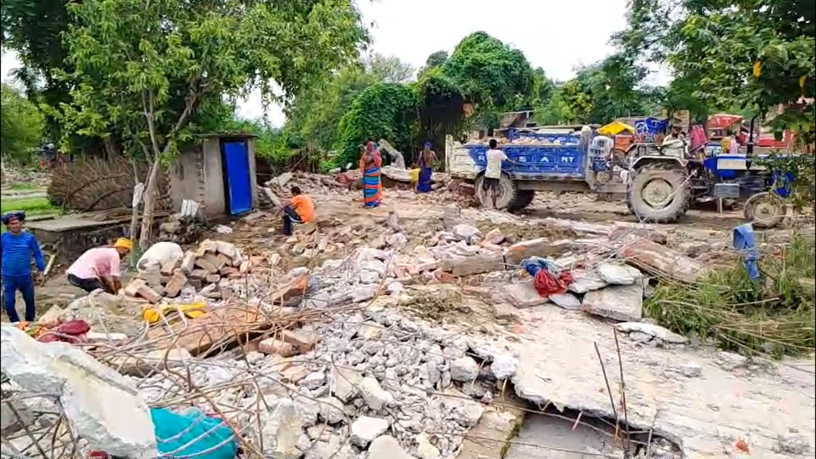 घाघरा नदी का रौद्र रूप बलिया के गोपाल नगर टांडी में कहर बरपा, बलिया में 200 से अधिक परिवार बेघर
