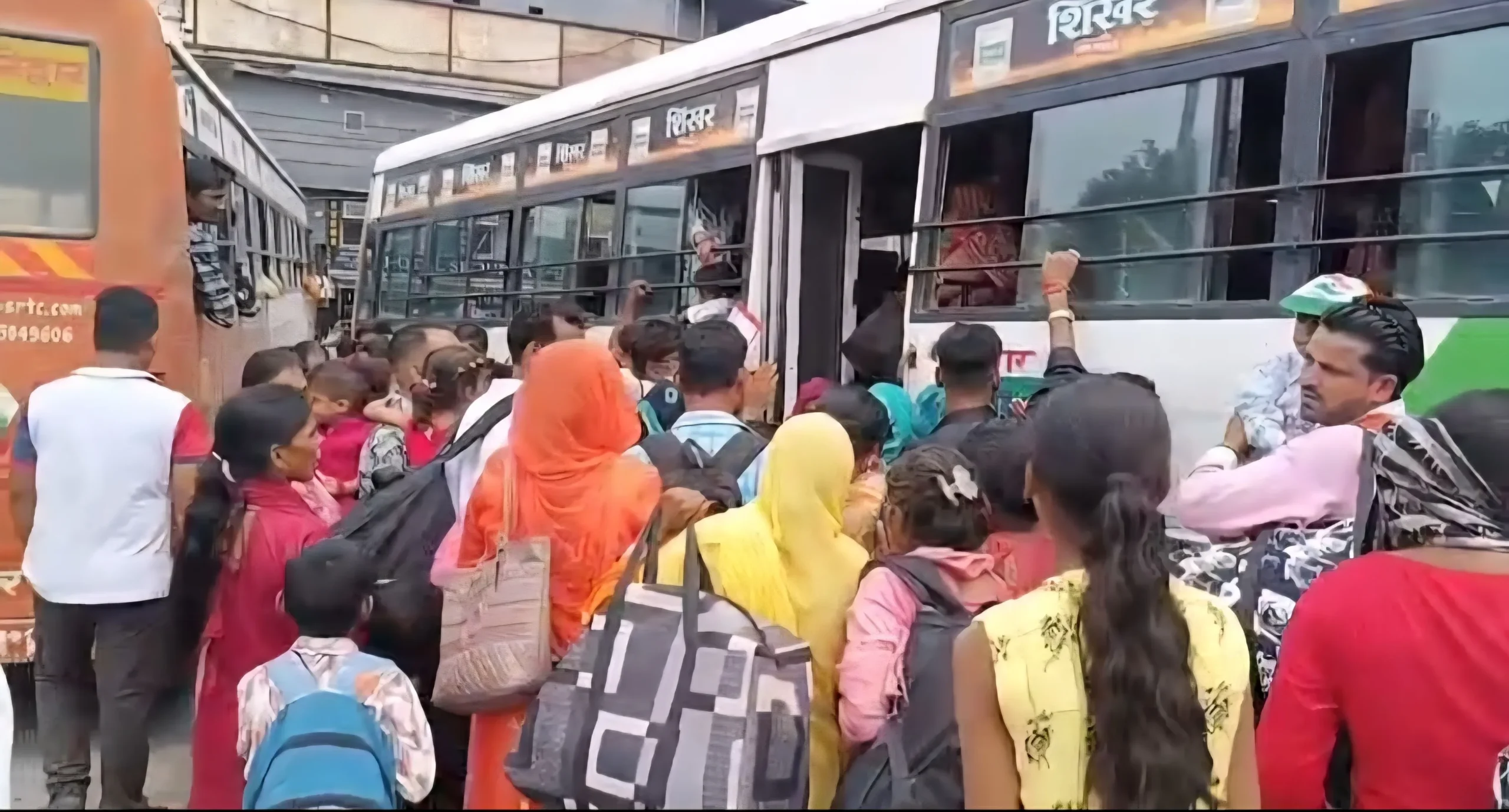 महिलाओं को रक्षाबंधन पर बसों की कमी और अन्य परेशानियों का सामना करना पड़ा : अखिलेश यादव