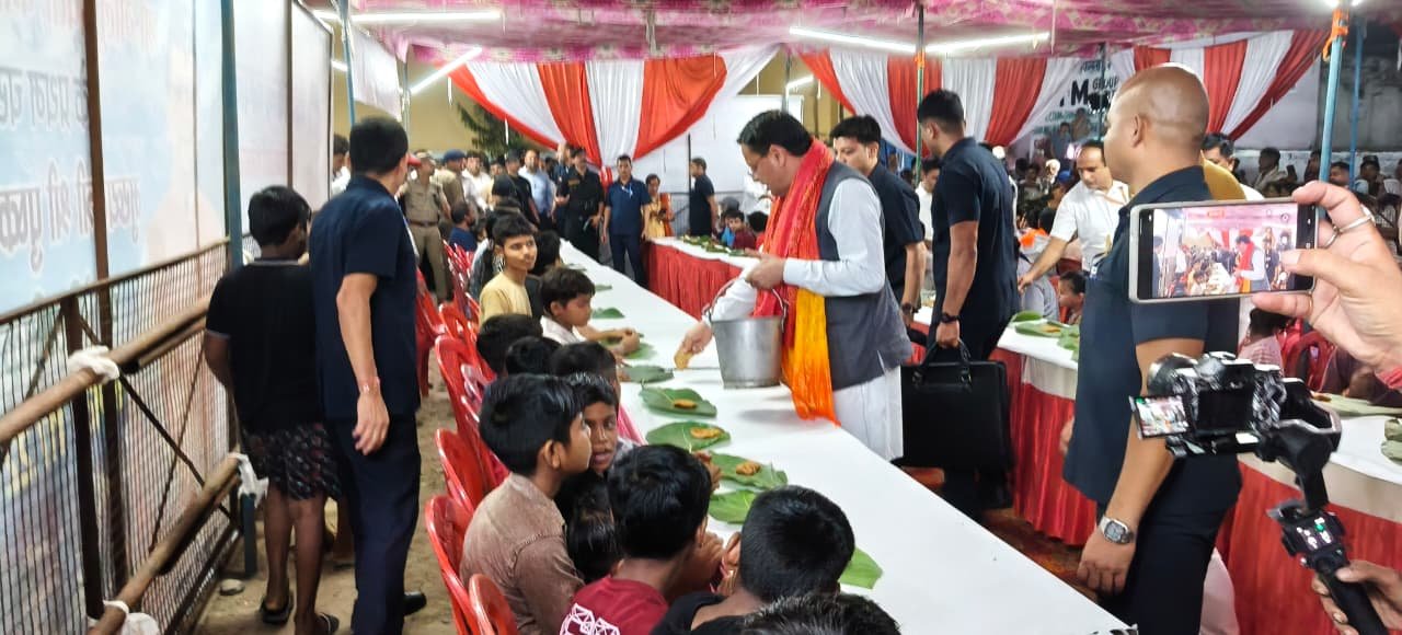 मुख्यमंत्री श्री पुष्कर सिंह धामी ने सीता रसोई में आयोजित भंडारे में भाग लिया