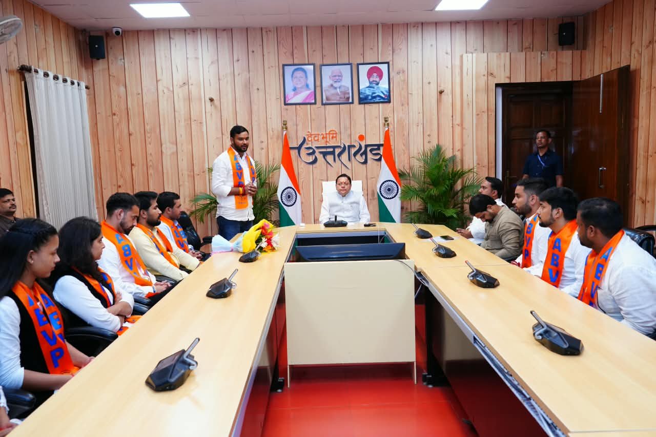 सीएम धामी से एबीवीपी के नवनिर्वाचित पदाधिकारियों ने की भेंट