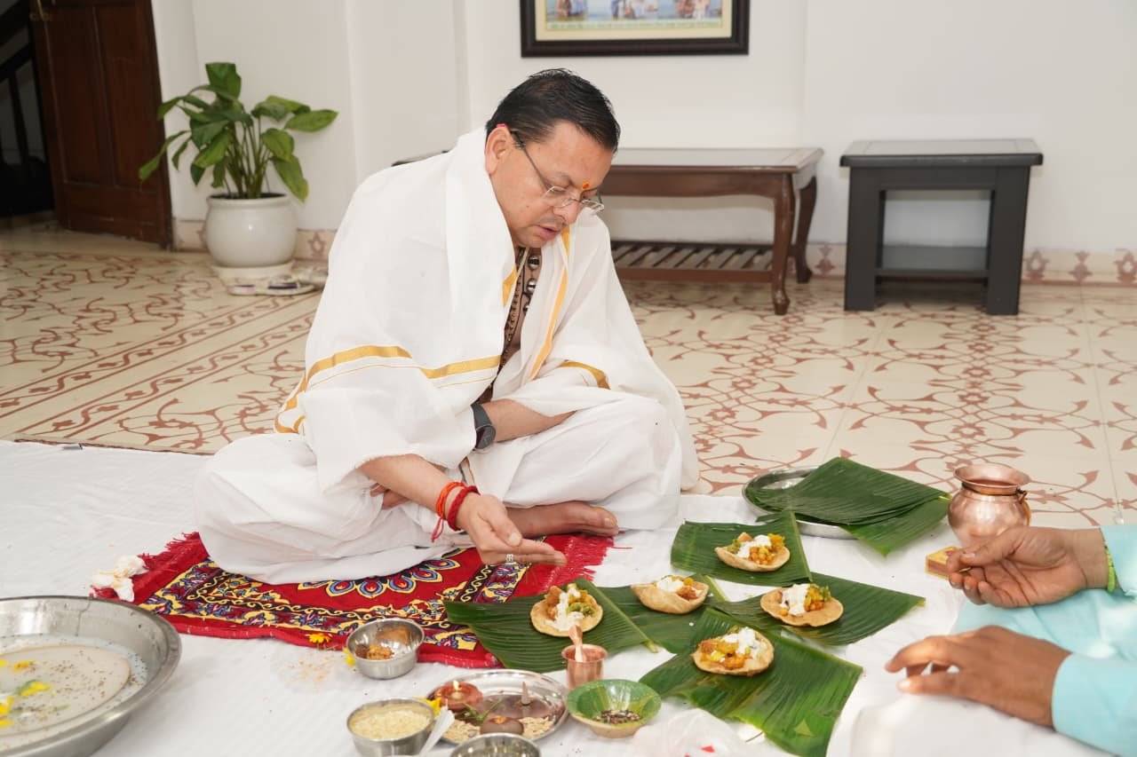 मुख्यमंत्री धामी ने पितृ विसर्जन अमावस्या की पावन तिथि पर पूर्वजों का श्रद्धापूर्वक स्मरण करते हुए तर्पण किया