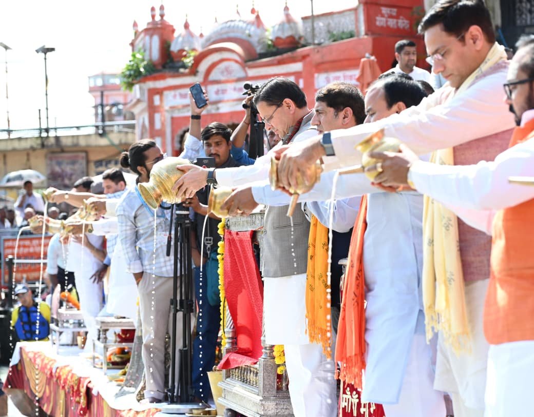 प्रधानमंत्री के सार्वजनिक सेवा के 25 वर्ष पूर्ण होने पर मुख्यमंत्री ने हरकी पैड़ी पर किया गंगा पूजन एवं आरती