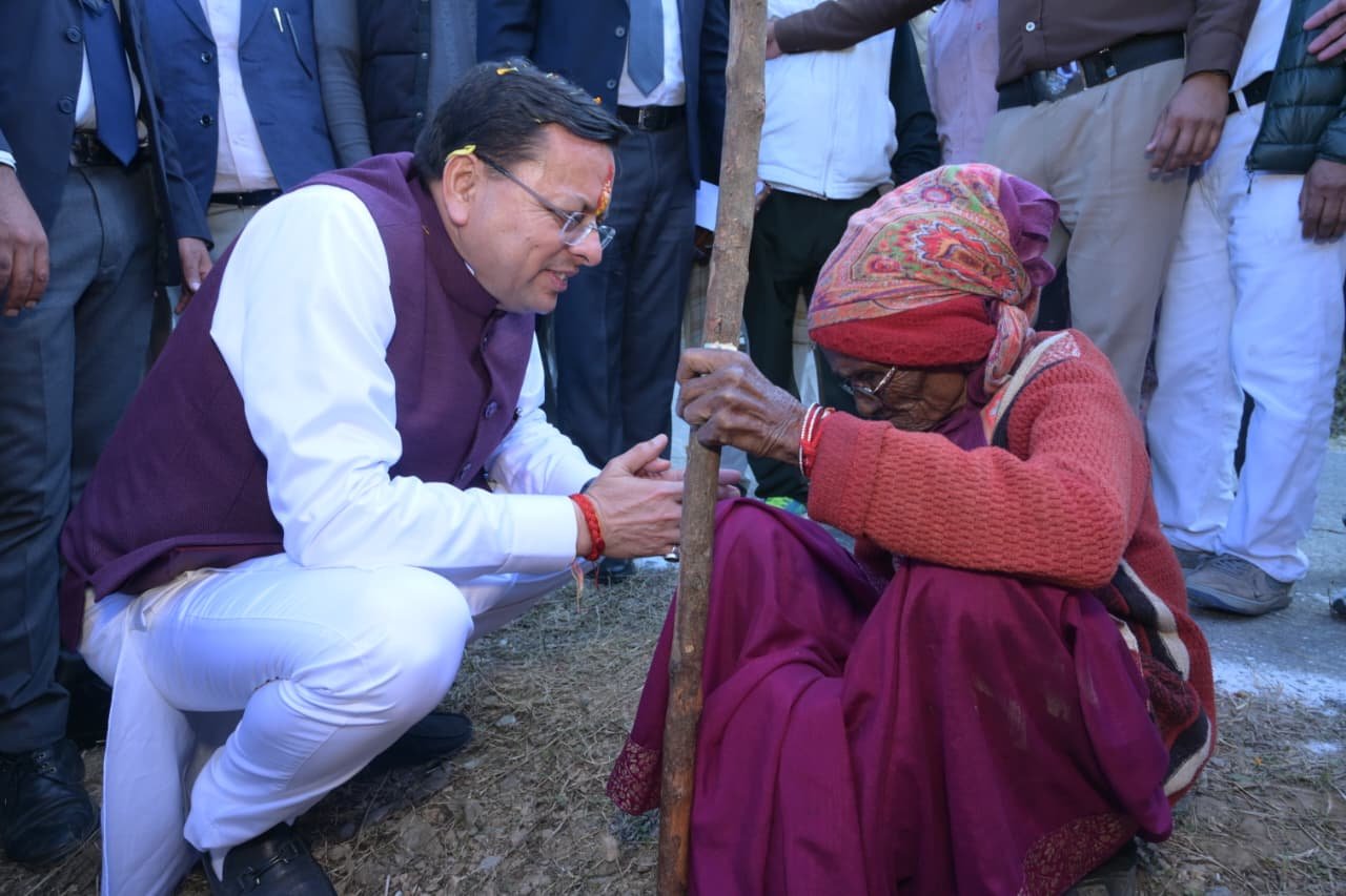 मुख्यमंत्री श्री पुष्कर सिंह धामी ने पैतृक गांव हड़खोला स्थित श्री हरि चंद देवता मंदिर में की पूजा-अर्चना