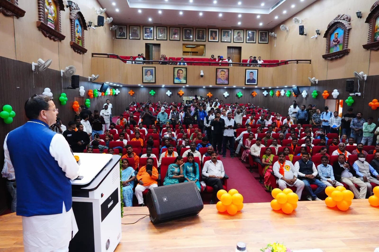 मुख्यमंत्री ने देहरादून में महर्षि बाल्मिकी प्रकटोत्सव के अवसर पर आयोजित शोभा यात्रा में किया प्रतिभाग